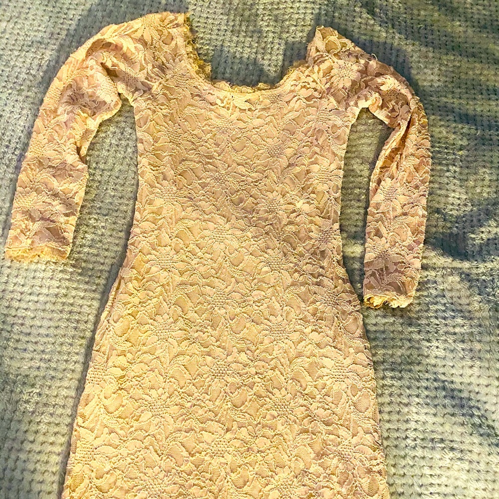 Fitted, quarter sleeve evening lace dress